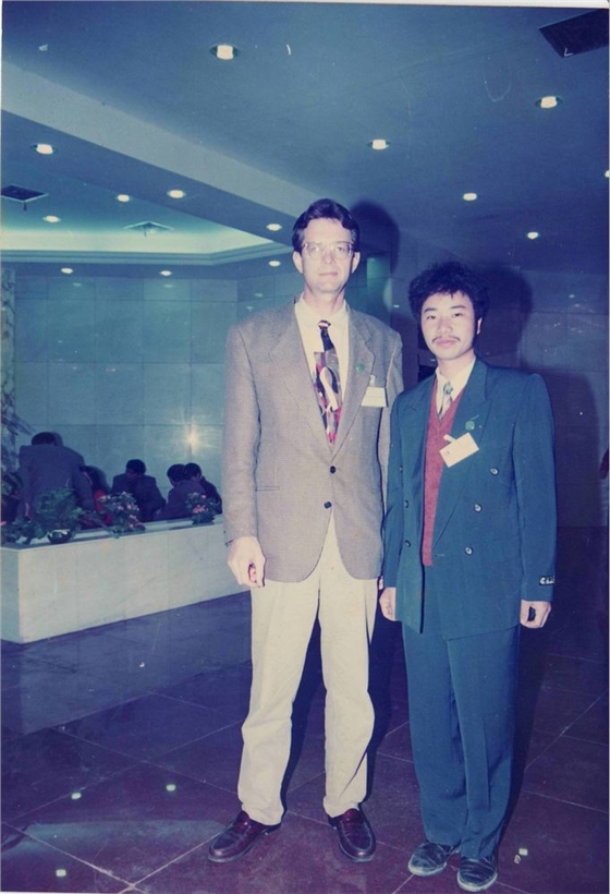 1994与国外朋友交流食用菌技术-亿昌菌业.JPG