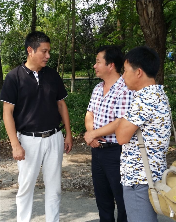 亿昌菌业张东平与前丽水市农科所副所长许志明（左一）合影留念.JPG