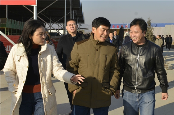 中国食用菌协会常务副会长高茂林（中）、遵化市副市长梁辉（左），对亿昌公司为遵化市食用菌发展做出的突.JPG